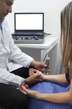 Karpal tünel sendromu, çevresel nöropati veya sinir hasarı teşhisi koymak için kadın bir hastanın elinde ve kolunda elektromiyografi ve Somatosensoryal PESS var.