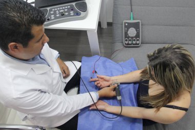 Karpal tünel sendromu, çevresel nöropati veya sinir hasarı teşhisi koymak için kadın bir hastanın elinde ve kolunda elektromiyografi ve Somatosensoryal PESS var.