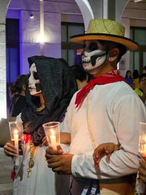 Merida, Yucatan, Meksika - 28 Ekim 2024: Merida, Yucatan veya Paseo de las Animas 'da düzenlenen ve iskelet gibi giyindikleri bir geçit töreni
