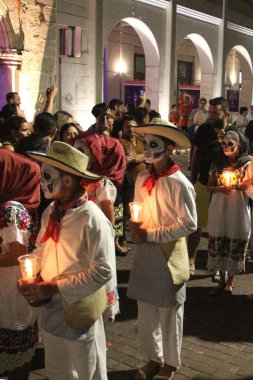 Merida, Yucatan, Meksika - 28 Ekim 2024: Merida, Yucatan veya Paseo de las Animas 'da düzenlenen ve iskelet gibi giyindikleri bir geçit töreni