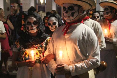 Merida, Yucatan, Meksika - 28 Ekim 2024: Merida, Yucatan veya Paseo de las Animas 'da düzenlenen ve iskelet gibi giyindikleri bir geçit töreni