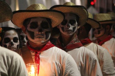 Merida, Yucatan, Meksika - 28 Ekim 2024: Merida, Yucatan veya Paseo de las Animas 'da düzenlenen ve iskelet gibi giyindikleri bir geçit töreni