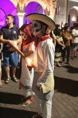 Merida, Yucatan, Meksika - 28 Ekim 2024: Merida, Yucatan veya Paseo de las Animas 'da düzenlenen ve iskelet gibi giyindikleri bir geçit töreni