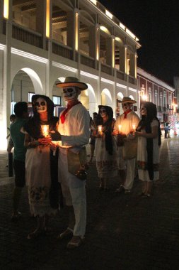 Merida, Yucatan, Meksika - 28 Ekim 2024: Merida, Yucatan veya Paseo de las Animas 'da düzenlenen ve iskelet gibi giyindikleri bir geçit töreni