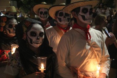 Merida, Yucatan, Meksika - 28 Ekim 2024: Merida, Yucatan veya Paseo de las Animas 'da düzenlenen ve iskelet gibi giyindikleri bir geçit töreni
