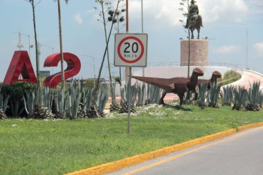 Saltillo, Coahuila, Meksika - 27 Temmuz 2025 Meksika 'nın Coahuila de Zaragoza eyaletinin başkenti ve en kalabalık şehri olan Saltillo' ya giriş, dağlarla çevrilidir.