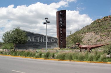 Saltillo, Coahuila, Meksika - 27 Temmuz 2025 Meksika 'nın Coahuila de Zaragoza eyaletinin başkenti ve en kalabalık şehri olan Saltillo' ya giriş, dağlarla çevrilidir.