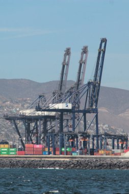 Ensenada, Baja California, Meksika - 16 Mar 2025: Liman vincleri Meksika 'nın Baja California limanındaki Ensenada limanında yükleme ve boşaltma için kullanılan büyük makinelerdir.