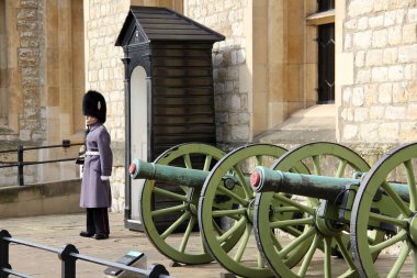 Londra, İngiltere - 13 Mart 2015: Londra Kulesi, resmi olarak İngiltere Kraliyet Sarayı ve Kalesi, İngiltere 'nin başkenti Londra' daki Thames Nehri 'nin yanında.