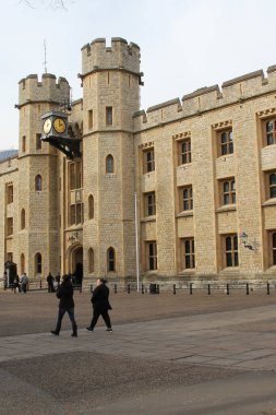 Londra, İngiltere - 13 Mart 2015: Londra Kulesi, resmi olarak İngiltere Kraliyet Sarayı ve Kalesi, İngiltere 'nin başkenti Londra' daki Thames Nehri 'nin yanında.