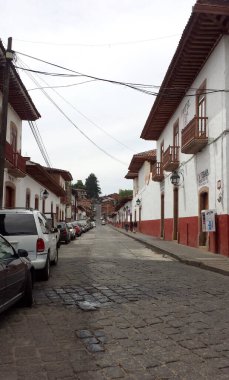 Patzcuaro, Michoacan, Meksika - 20 Aralık 2016: Patzcuaro, Michoacan, Meksika 'nın kaldırım taşları beyaz ve kırmızı evleri ve kiremit çatıları turistik bir cazibedir