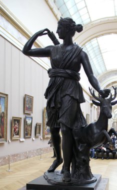 Paris, Fransa - 15 Mart 2015: Louvre Müzesi içindeki sanat eserleri, Fransa 'nın en önemli ve dünyanın en çok ziyaret edilen eserlerinden biri.