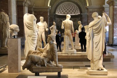 Paris, Fransa - 15 Mart 2015: Louvre Müzesi içindeki sanat eserleri, Fransa 'nın en önemli ve dünyanın en çok ziyaret edilen eserlerinden biri.
