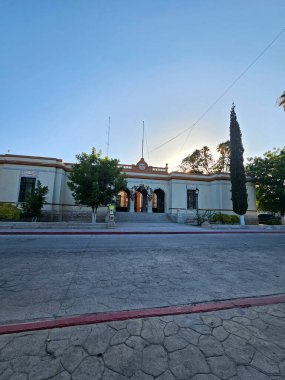 Cuatro Cienegas, Coahuila, Meksika - 28 Temmuz 2025: Coahuila, Meksika 'daki Cuatro Cienegas de Carranza' nın merkezindeki kaldırım taşı sokakları, park ve kilise