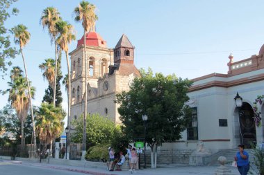 Cuatro Cienegas, Coahuila, Meksika - 28 Temmuz 2025: Coahuila, Meksika 'daki Cuatro Cienegas de Carranza' nın merkezindeki kaldırım taşı sokakları, park ve kilise