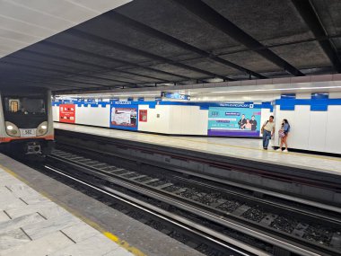 Mexico City, Mexico - 4 Ağustos 2025 Mexico City toplu taşıma sisteminin İsyan İstasyonu ve rayları