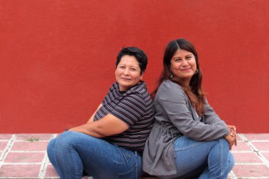 İki esmer Latin lezbiyen sevgilerini gösterip Gay Onur Günü 'nü kutluyorlar.