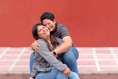 İki esmer Latin lezbiyen sevgilerini gösterip Gay Onur Günü 'nü kutluyorlar.