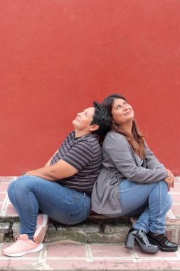 İki esmer Latin lezbiyen sevgilerini gösterip Gay Onur Günü 'nü kutluyorlar.