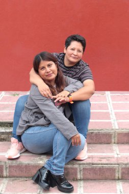 İki esmer Latin lezbiyen sevgilerini gösterip Gay Onur Günü 'nü kutluyorlar.