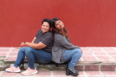 İki esmer Latin lezbiyen sevgilerini gösterip Gay Onur Günü 'nü kutluyorlar.