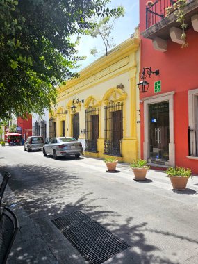 Monterrey, Nuevo Leon, Meksika - 30 Temmuz 2025: Monterrey şehir merkezindeki Koloni tarzı binalar, kafeler, restoranlar ve evler