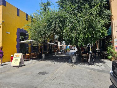 Monterrey, Nuevo Leon, Meksika - 30 Temmuz 2025: Monterrey şehir merkezindeki Koloni tarzı binalar, kafeler, restoranlar ve evler