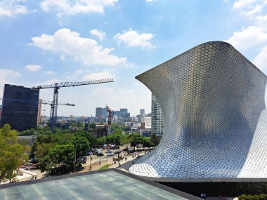Mexico City, Mexico - 19 Temmuz 2023: Polanco, Mexico City 'deki Plaza Carso' da Museo Soumaya, Carlos Slim Foundation koleksiyonunu sergiler.