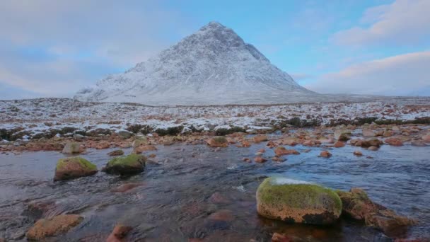 Calm River Stones Foreground Foot Big Mountain Buachaille Etive Mor — Stockvideo