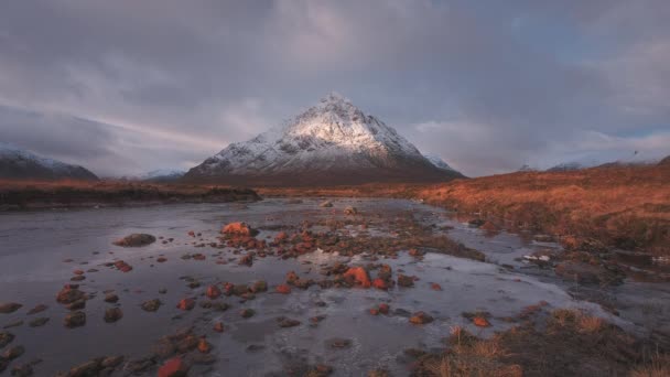 Footage Snowcapped Buachaille Etive Mor Mountain Coe River Sunrise Scottish — Αρχείο Βίντεο