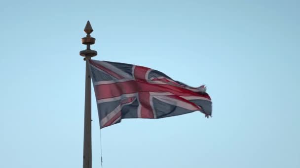 Wind Ragged British Union Jack Flag Flies Blue Sky Footage — Stock Video