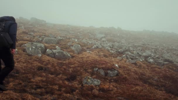 Sırt Çantalı Bir Gezgin Sabah Bulutlarla Kaplı Bir Dağın Tepesine — Stok video