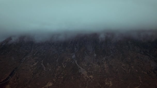 Bir Dağ Zirvesinin Üzerinden Geçen Bulutlar Skoçya Daki Glen Etive — Stok video