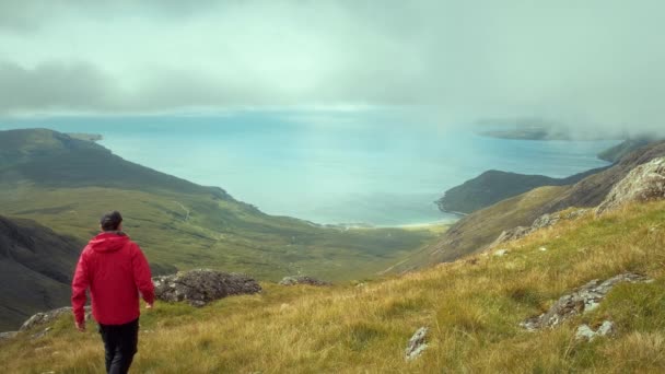 Hiker Top Mountain Views Magnificent Landscape Sea Bay Isle Skye — Stock Video