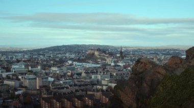 Sabah Edinburgh şehir merkezinin zaman gösterimi. Güneş ışığı hareket eden bulutların arasından şehri aydınlatır. İskoçya, Birleşik Krallık