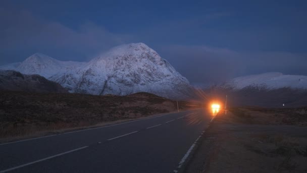 Dağ Yolunun Görüntüsü Karla Kaplı Dağlara Doğru Gidiyor Arabanın Işıkları — Stok video