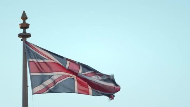 Drapeau Britannique Union Jack Déchiqueté Par Vent Flotte Dans Ciel — Video