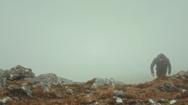 Traveler Backpack Climbing Top Mountain Covered Clouds Morning Beinn Achrulaiste — Stock Video