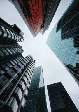 İş bölgesindeki modern gökdelenlerin alt manzarası. Gökdelenlerin alçak açılı görüntüsü. Bakış açısına bakıyorum. İş dünyası konsepti başarı endüstrisi. Londra Şehri, Birleşik Krallık. 