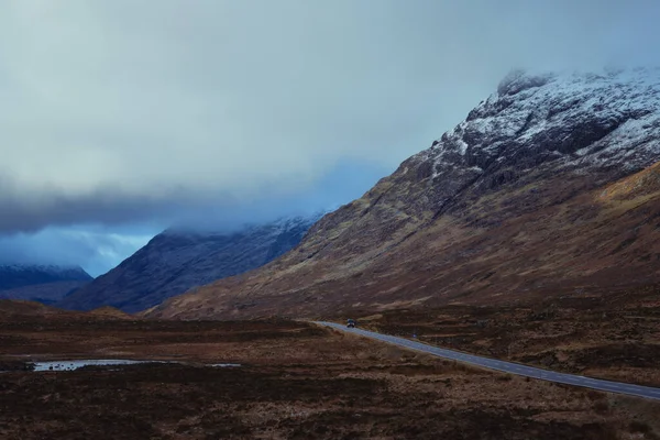Road Leading Scottish Highlands Glen Coe Snow Capped Mountains Scotland — Stockfoto