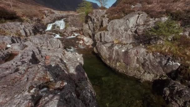 岩の川のCoeの滝 カメラを上に動かす4Kビデオ イギリス スコットランド グレーン山 — ストック動画