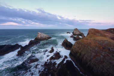 Kuzey İskoç kıyıları ve dalgalı denizlerdeki deniz kayalıklarının çarpıcı manzarası. İskoçya 'nın Moray Sahili' nde ünlü kaya oluşumu
