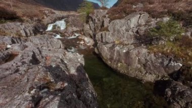 Rocky River Coe 'da şelale. 4K video kamera yukarı doğru hareket ediyor. Glencoe Dağı, İskoçya, Birleşik Krallık