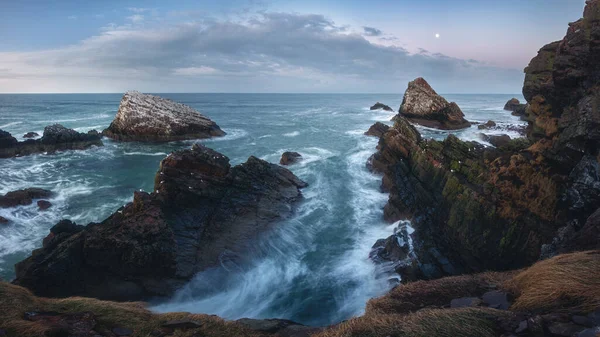 Дивовижна Панорама Морських Скель Північному Узбережжі Шотландії Бурхливих Морів Знаменита Ліцензійні Стокові Зображення