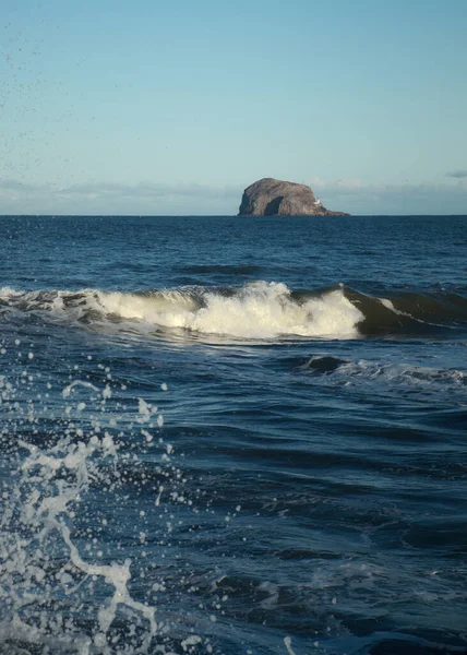 Zeegolven Vuurtoren Een Klif Bass Rock Schotland Verenigd Koninkrijk — Stockfoto