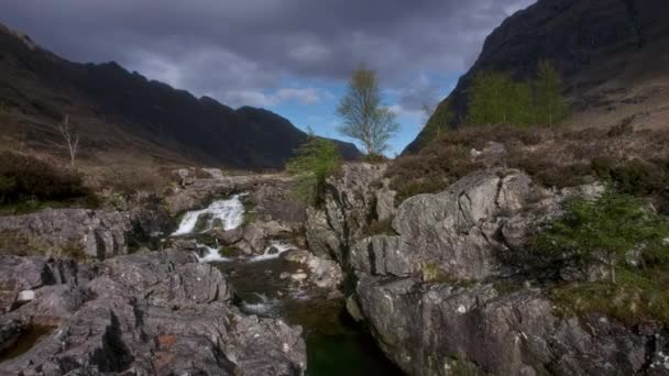 岩の川のCoeの滝 カメラを上に動かす4Kビデオ イギリス スコットランド グレーン山 — ストック動画