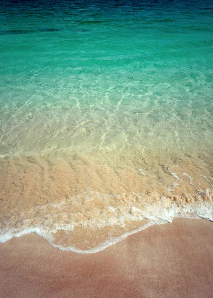 Plaża Fale Góry Widok Turkusowe Tło Wody Góry Widok Letni — Zdjęcie stockowe