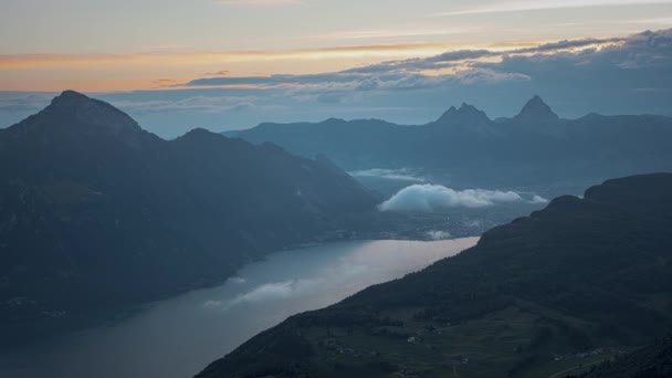 Timelapse Nuvens Móveis Sobre Uma Montanha Rochosa Suíça Lago Nos — Vídeo de Stock