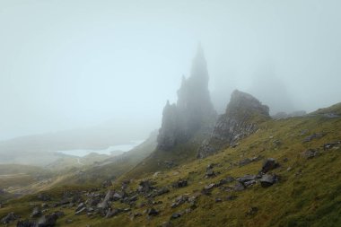Sis kaplı yüksek keskin uçurumların atmosferik görüntüsü. Storr 'un İhtiyar' ı sisle kaplıydı. Skye Adası, İskoçya, İngiltere
