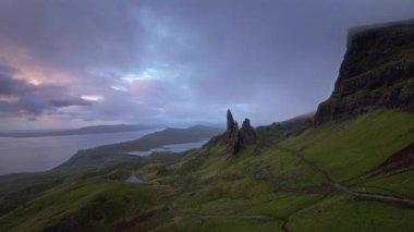 4K Hızlandırılmış hareket eden bulutlar yüksek keskin uçurumların üzerinden göllerin ve denizin üzerinde yükseliyor ve gün doğumunda yükselen yağmur bulutu. Storr 'un İhtiyar' ı. Skye Adası, İskoçya
